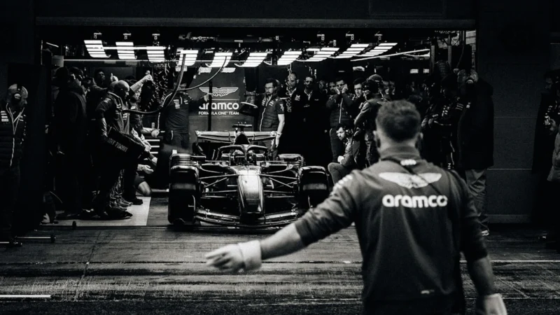 Болід Aston Martin доставили на трек за допомогою 50-річного українського літака (фото )