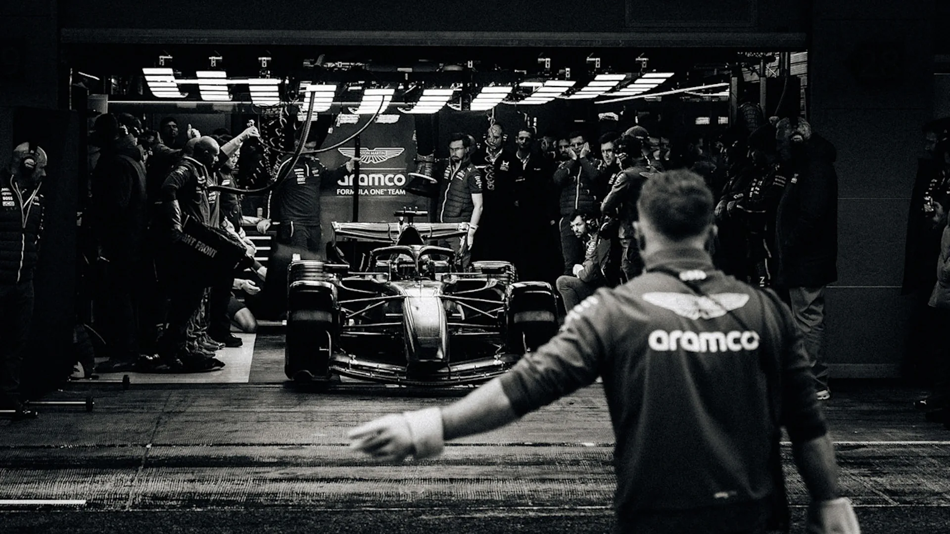 Болід Aston Martin доставили на трек за допомогою 50-річного українського літака (фото )