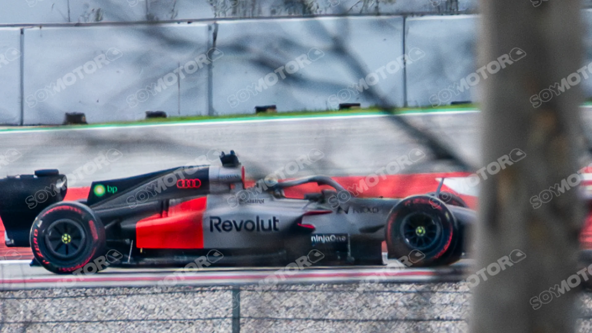 Болід Audi знову зупинився під час тестів в Барселоні (фото )