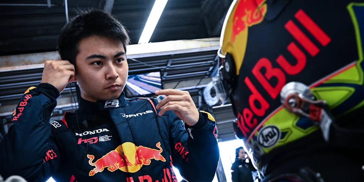 Аюму Іваса сяде за кермо боліда Red Bull під час першої практики Гран-прі Барселони-Каталунії